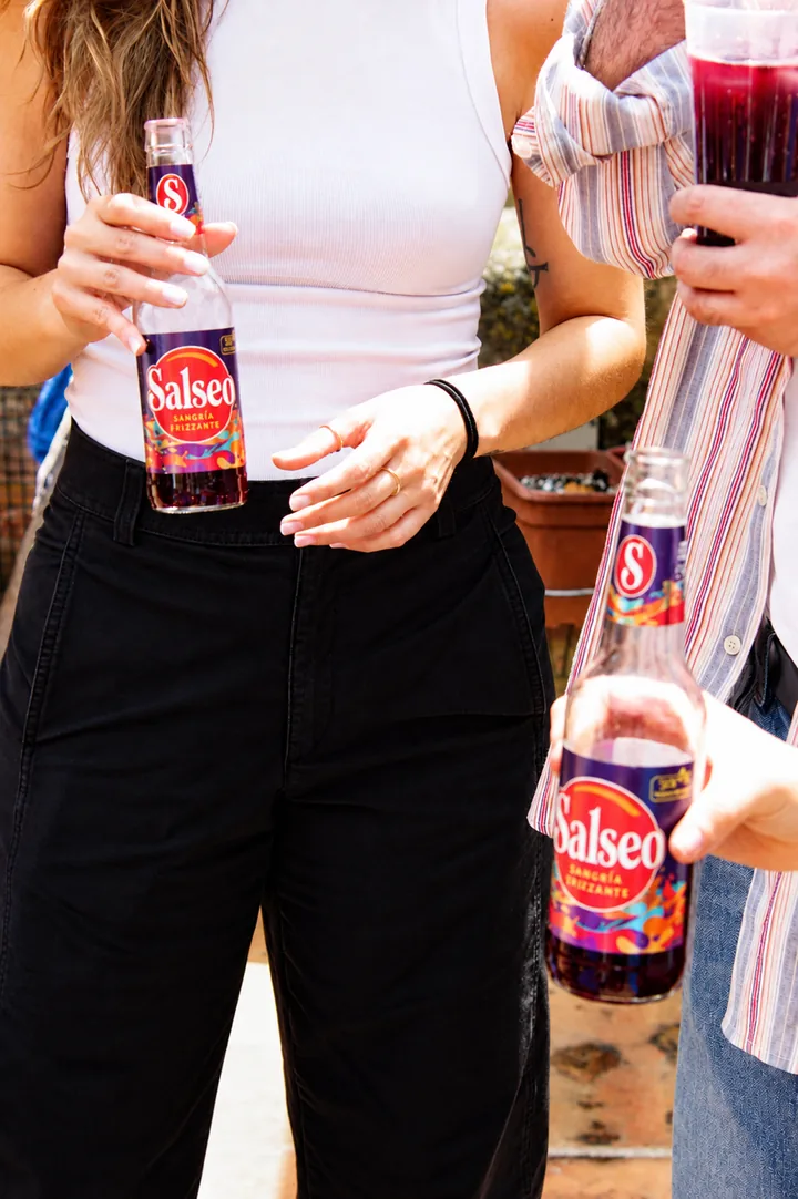 Brindis al aire libre con botellas de Salseo