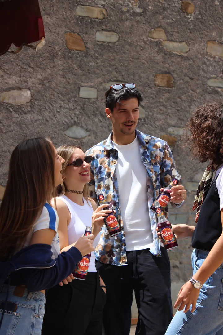 Amigos reunidos con botellas de Salseo