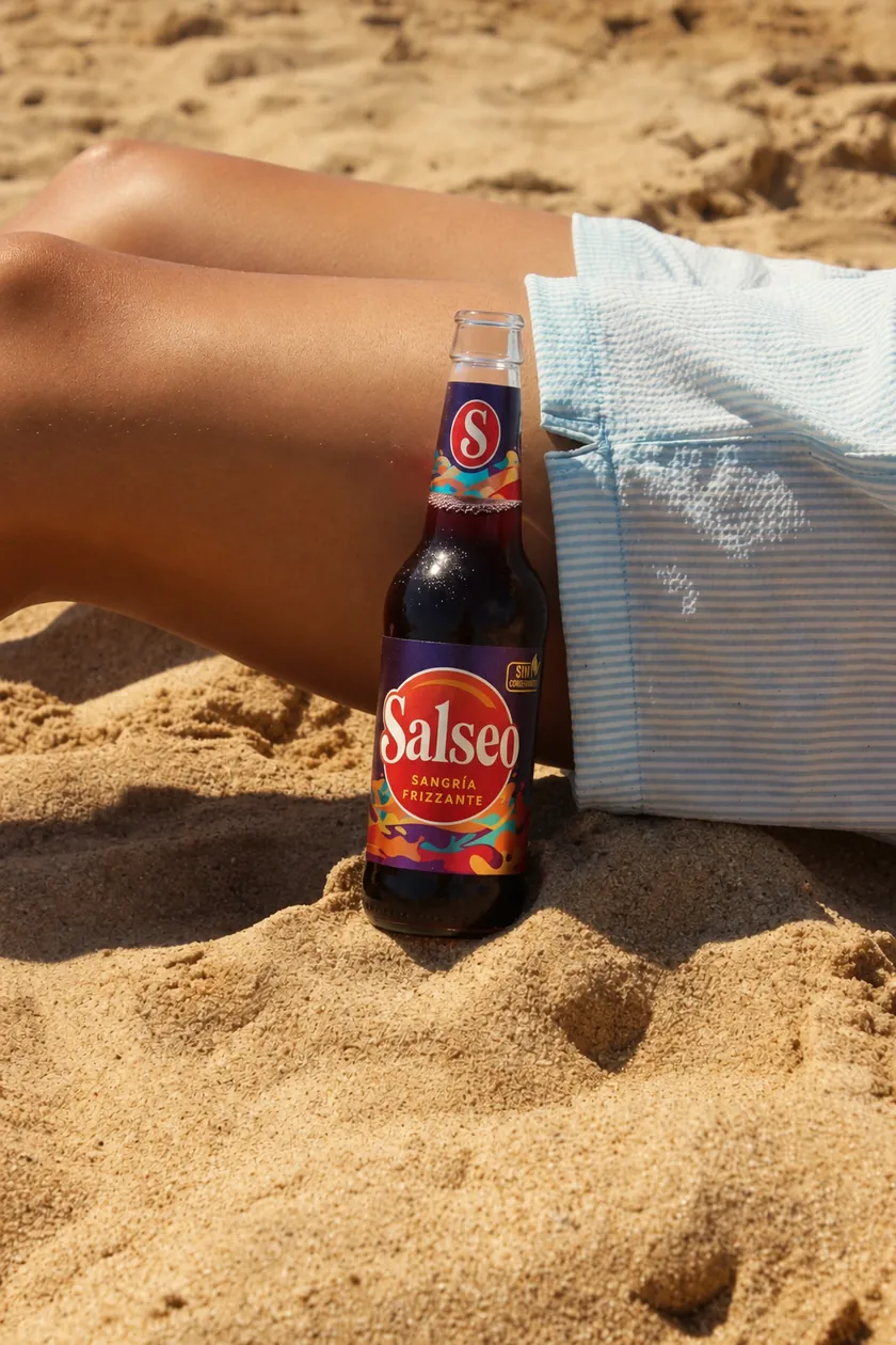 Botella de Salseo sobre la arena de la playa